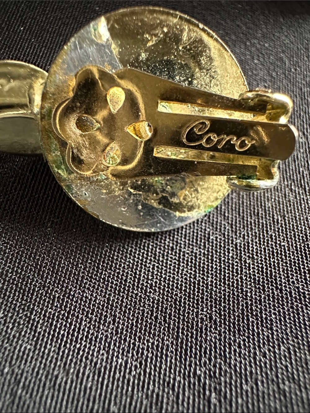 Vintage Coro GUC jade clip on earrings in goldtone plated leaf design - Picture 6 of 6